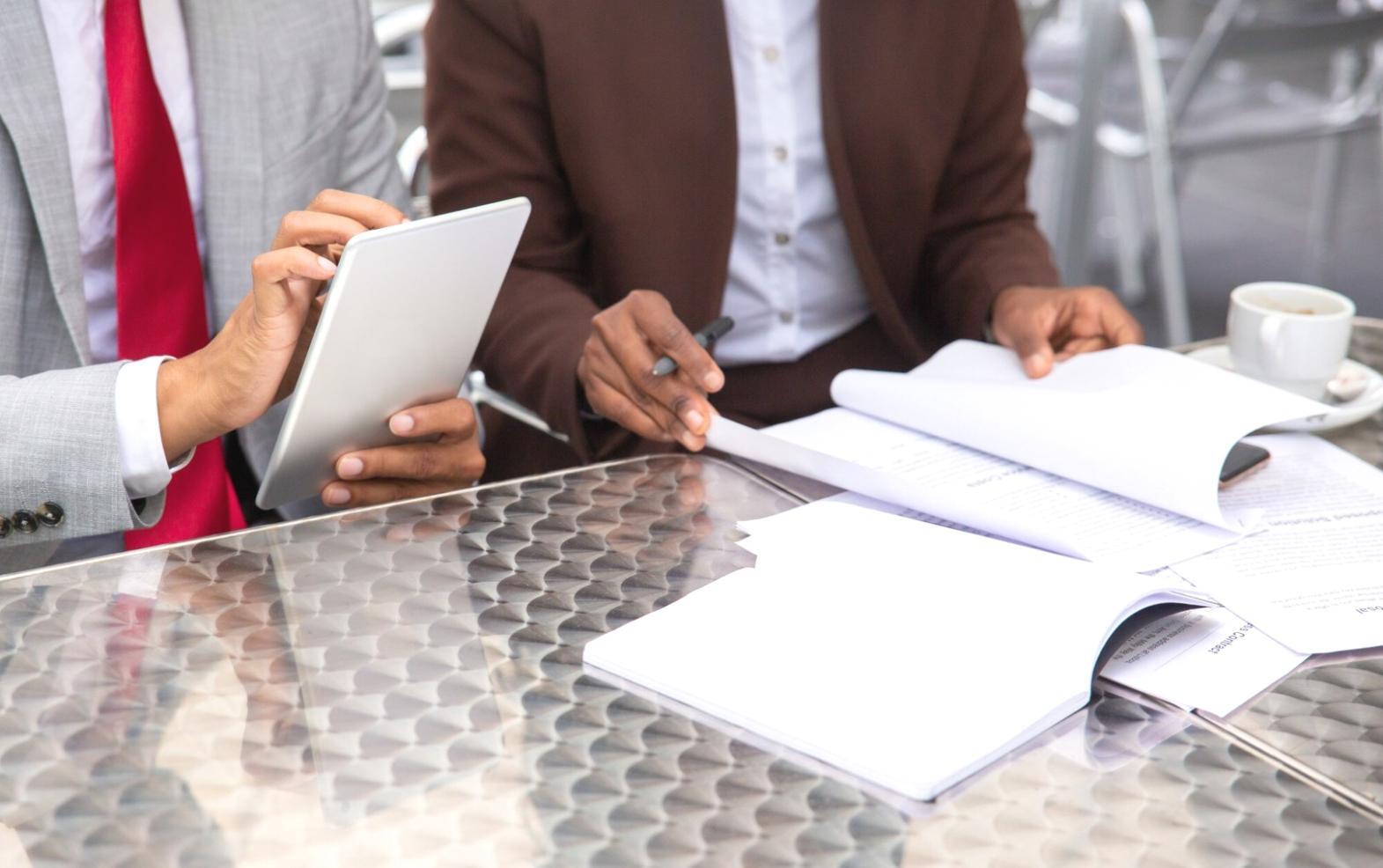 Studenten bei der Keyword-Recherche